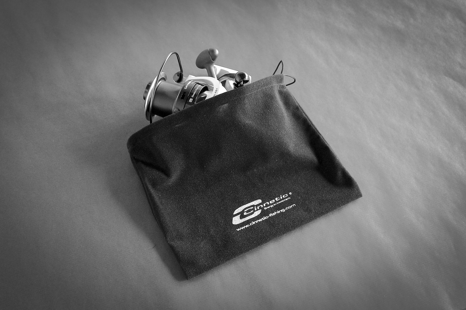 Funda de tela aterciopelada Cinnetic Reel Bag con cierre de cordón para carrete de pesca
