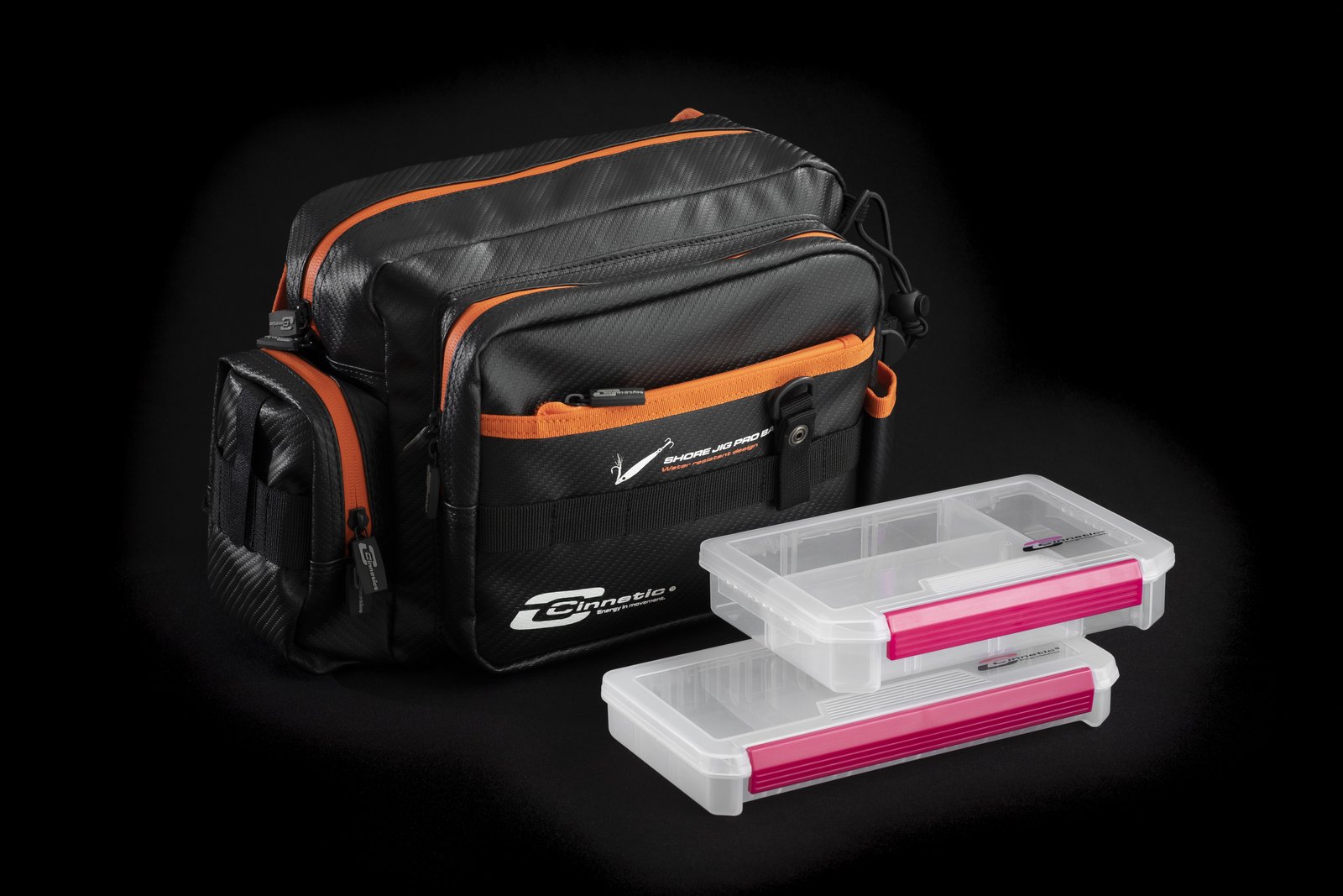 Bolsa de shore jigging Cinnetic Shore Jig Pro Bag negra y naranja con cajas incluidas