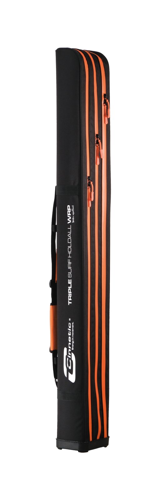Funda de surfcasting Cinnetic Triple Surf Holdall WRP en vertical sobre pica en la playa