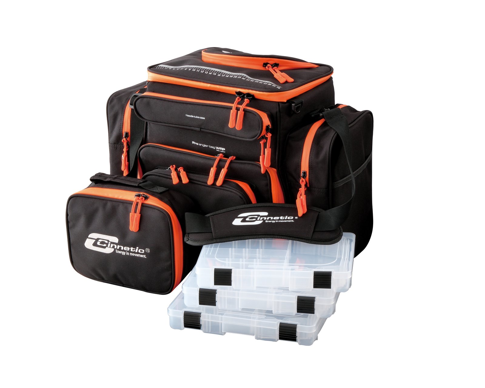 Mochila de pesca Cinnetic Pro Angler Bag WRP negra con cremalleras naranjas y cajas de plástico